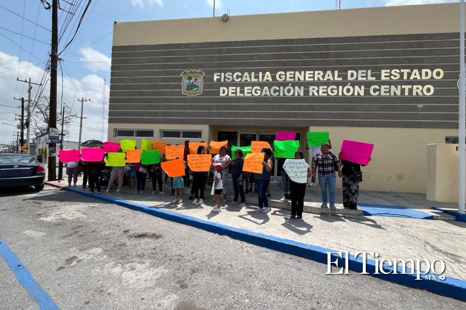 Familiares de José Eduardo protestan frente a la Fiscalía en busca de justicia. 