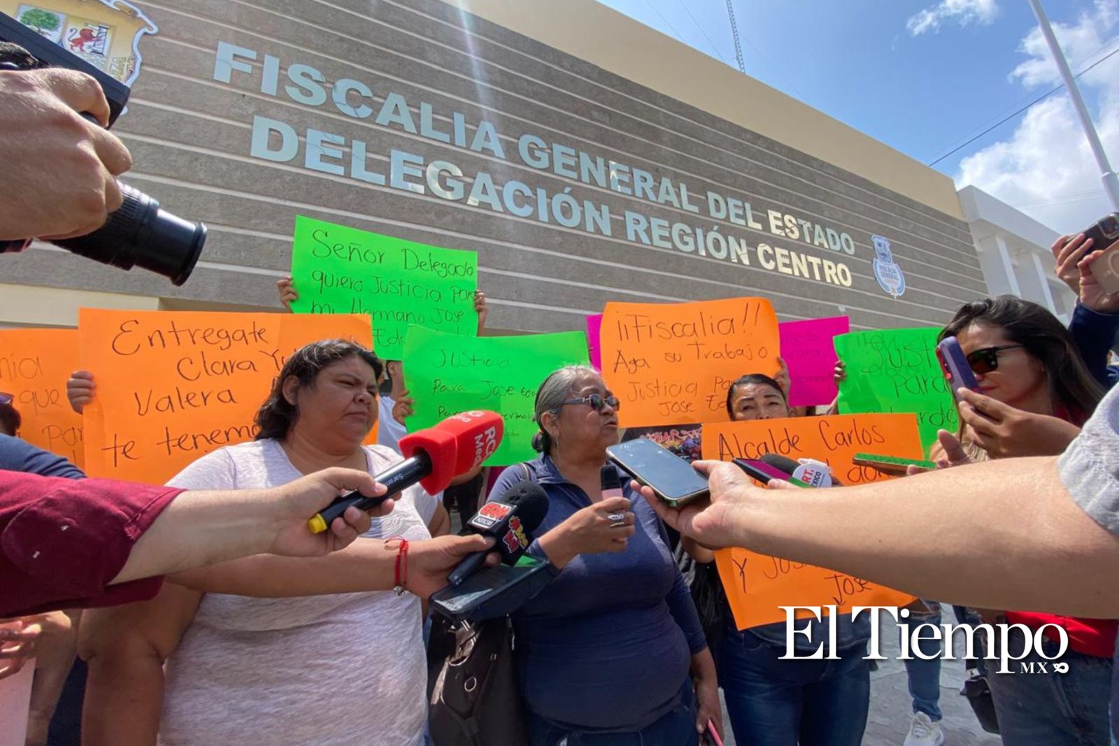 Familiares de José Eduardo protestan frente a la Fiscalía en busca de justicia. 