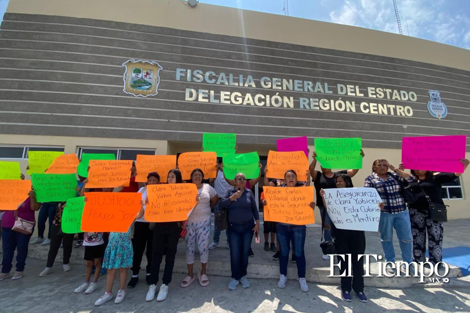 Familiares de José Eduardo protestan frente a la Fiscalía en busca de justicia. 