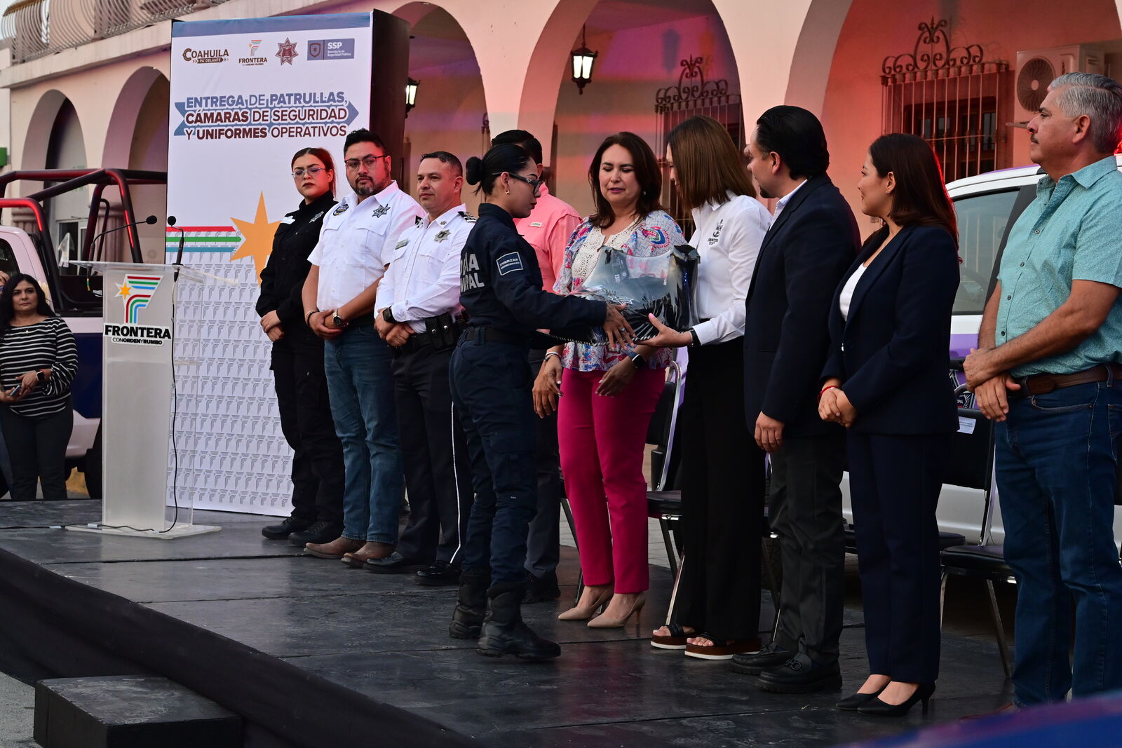Entrega de unidades patrulla y video camaras de vigilancia 