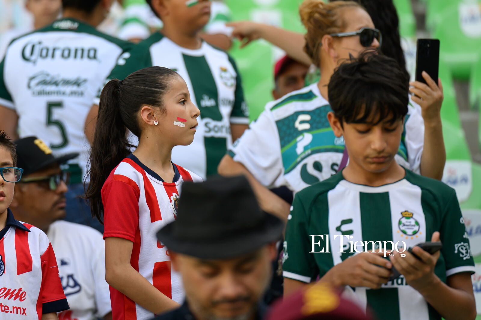 Afición en el Estadio Corona