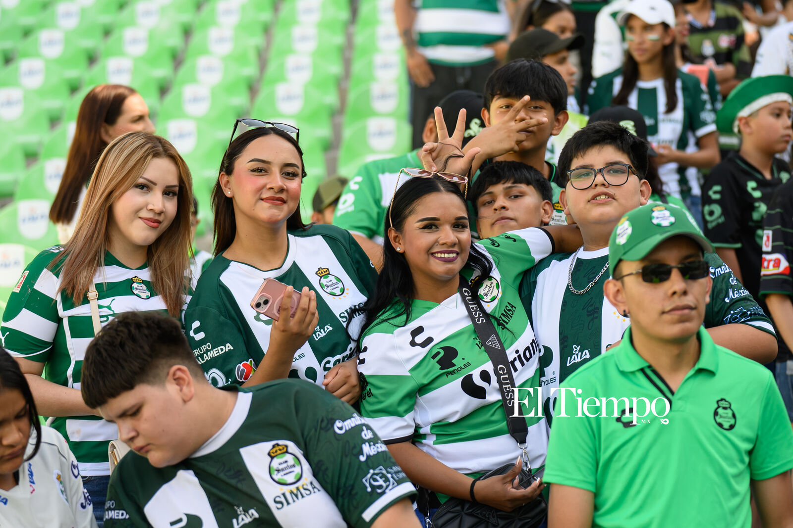 Afición en el Estadio Corona
