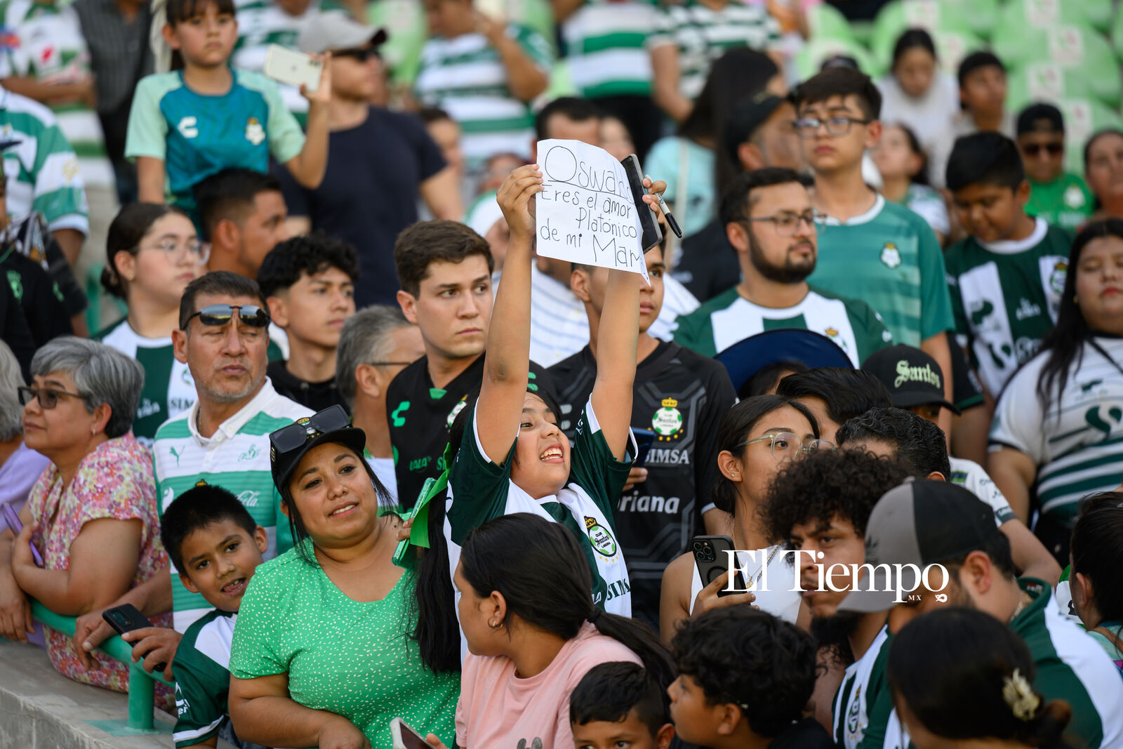 Afición en el Estadio Corona