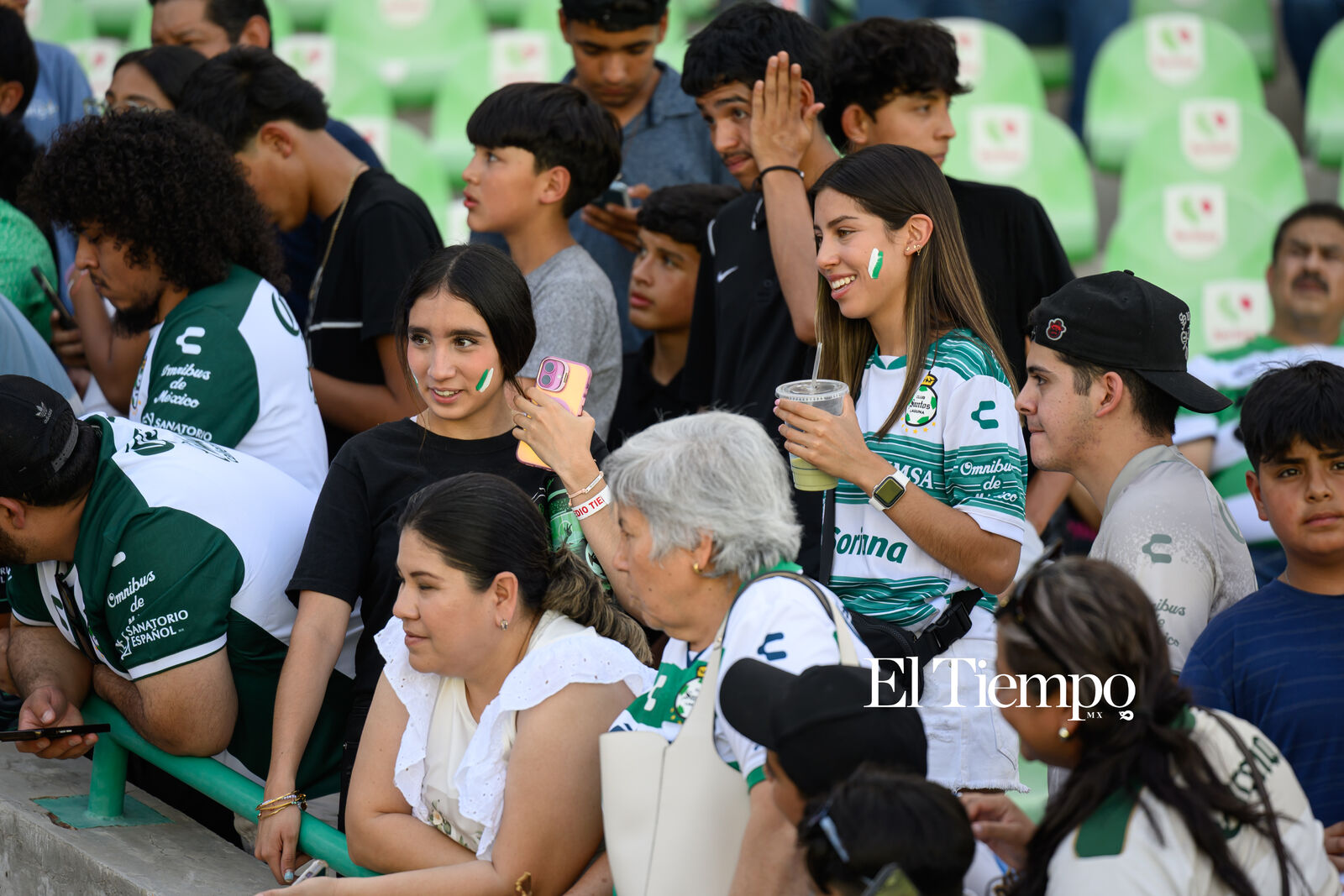 Afición en el Estadio Corona