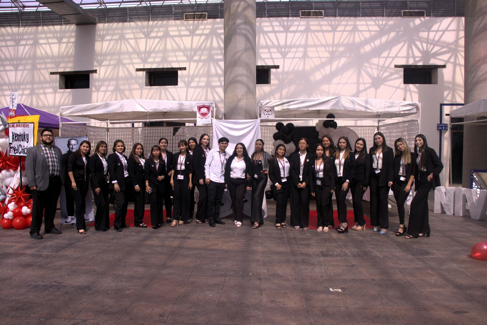 Alumnos de la Universidad Vizcaya celebran su tradicional English Day