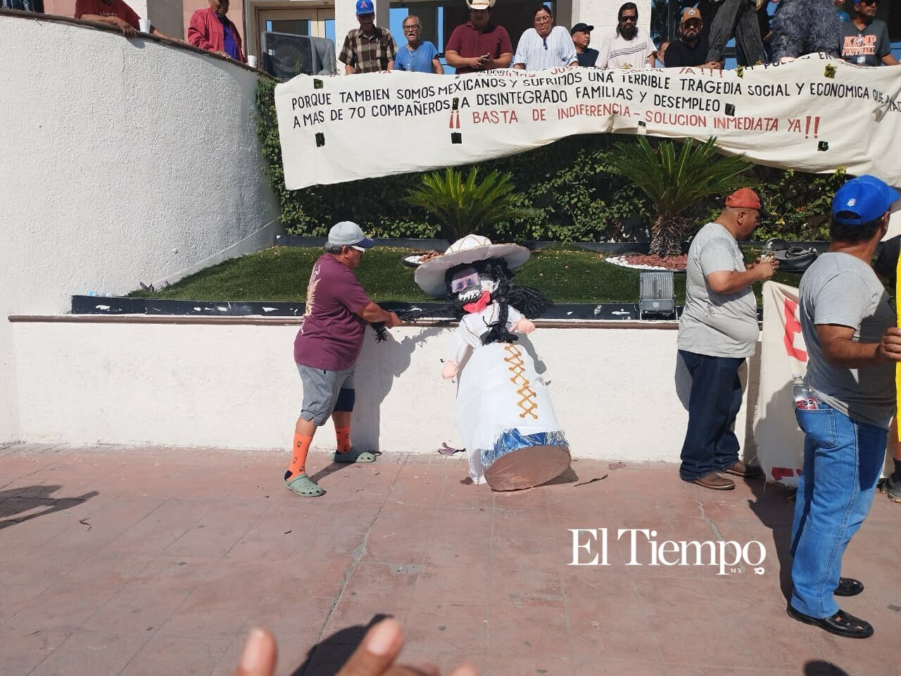 Exobreros de AHMSA se movilizan para exigir justicia laboral