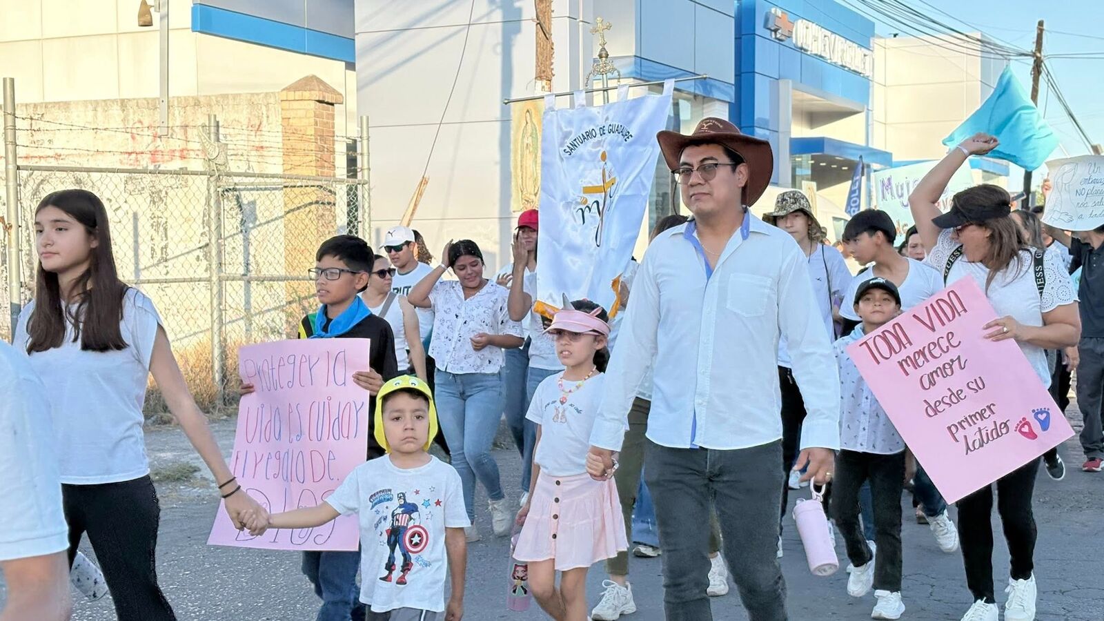 Monclova realiza caminata 'A favor de la mujer por la vida'
