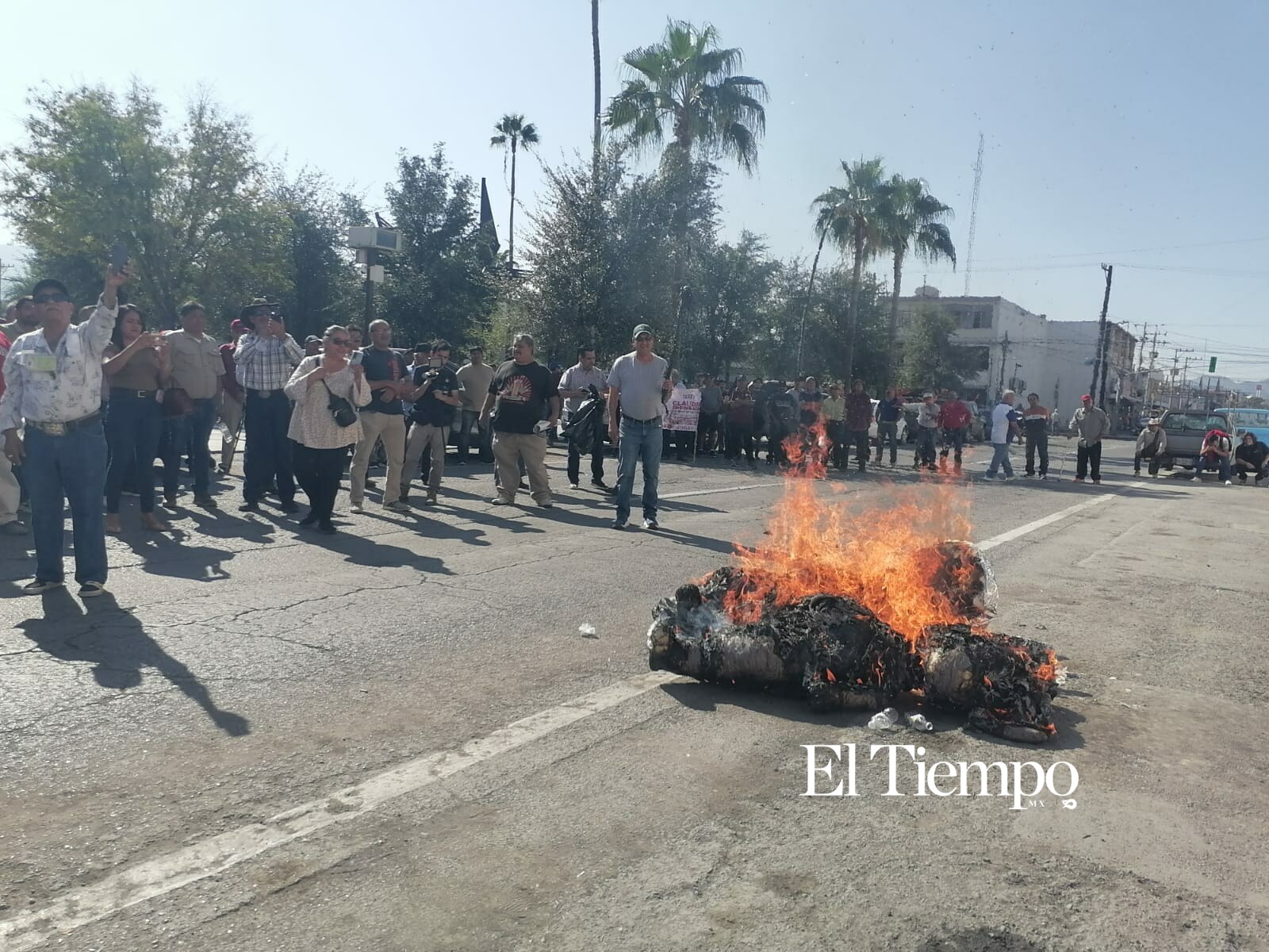 Exobreros de AHMSA se movilizan para exigir justicia laboral