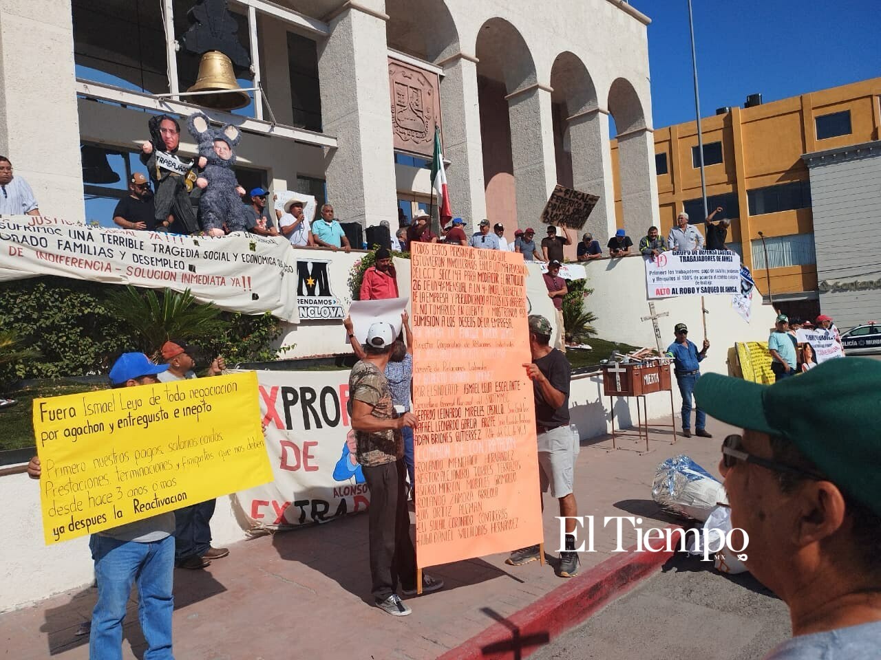 Exobreros de AHMSA se movilizan para exigir justicia laboral