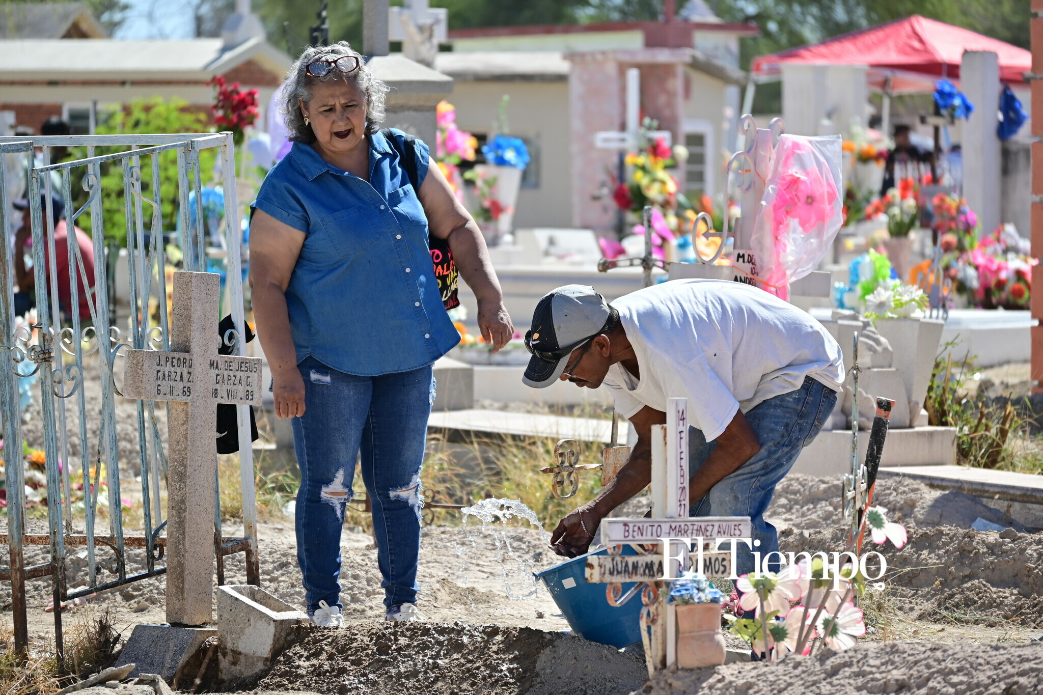 Recuerdos que perduran: Familias visitan el Panteón Guadalupe en el Día de Muertos