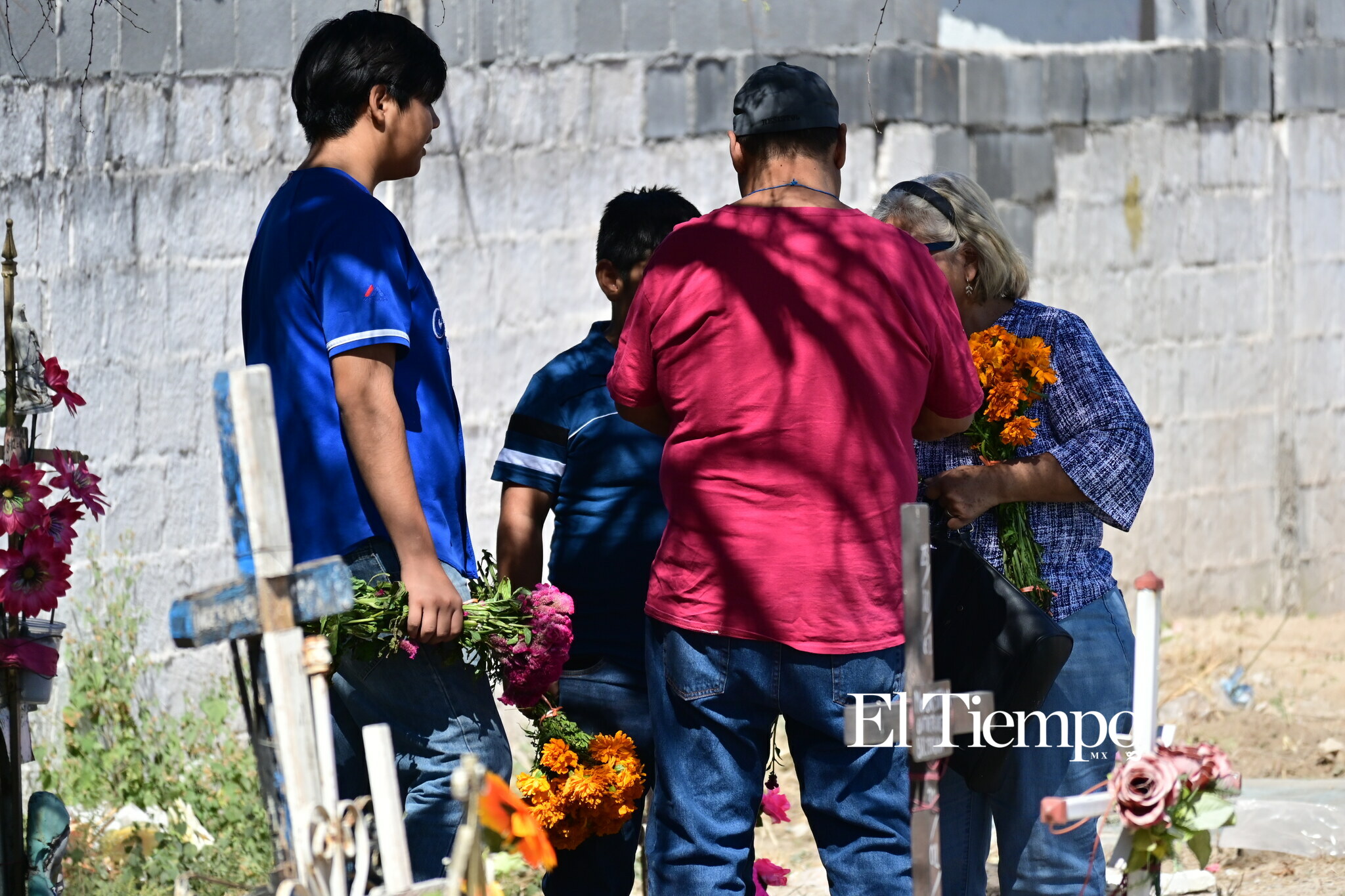 Recuerdos que perduran: Familias visitan el Panteón Guadalupe en el Día de Muertos