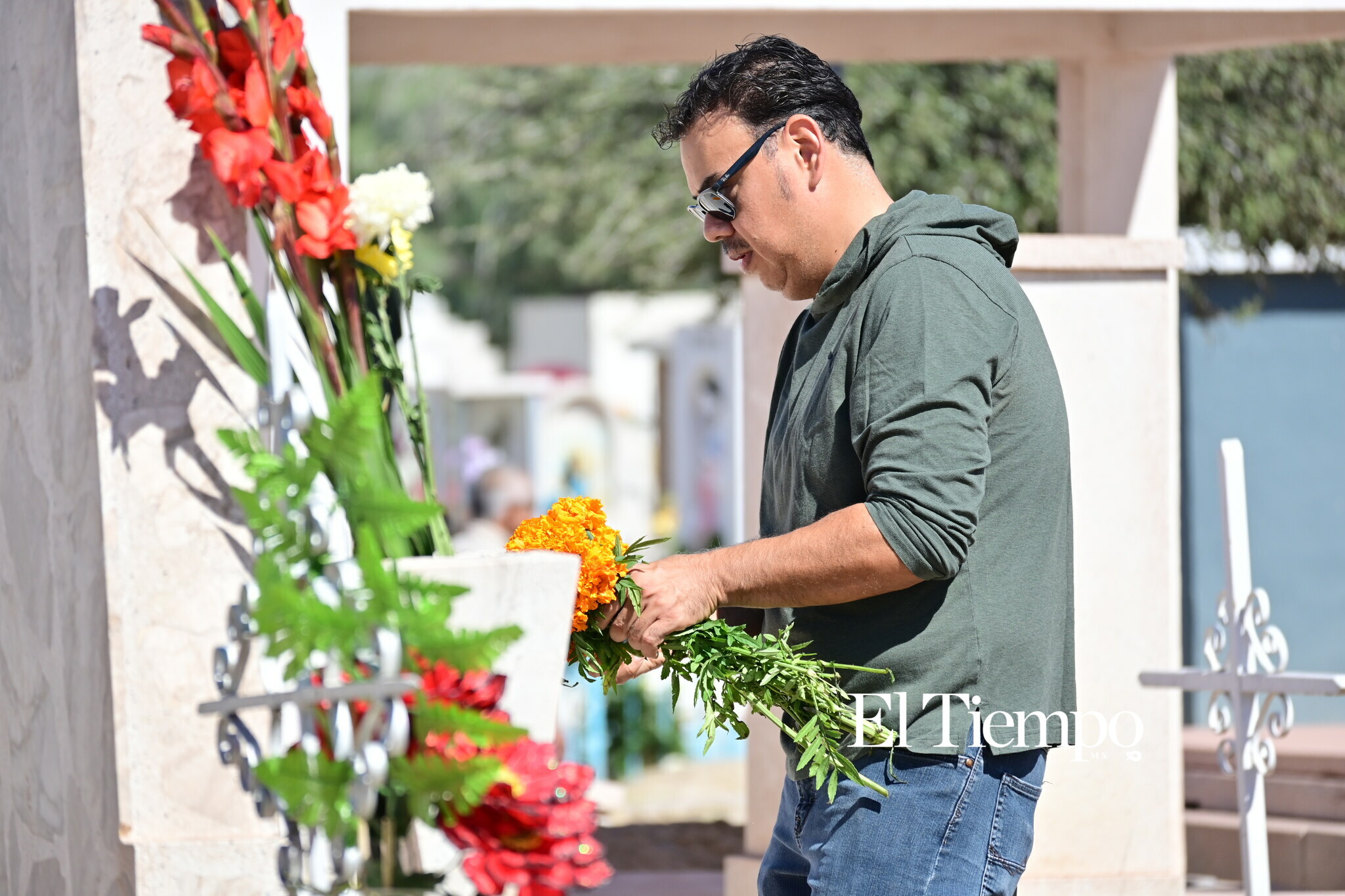 Recuerdos que perduran: Familias visitan el Panteón Guadalupe en el Día de Muertos