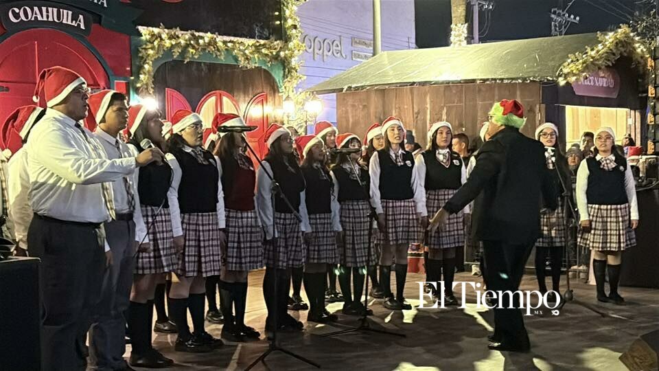 Encendido del pino navideño en Monclova 2025
