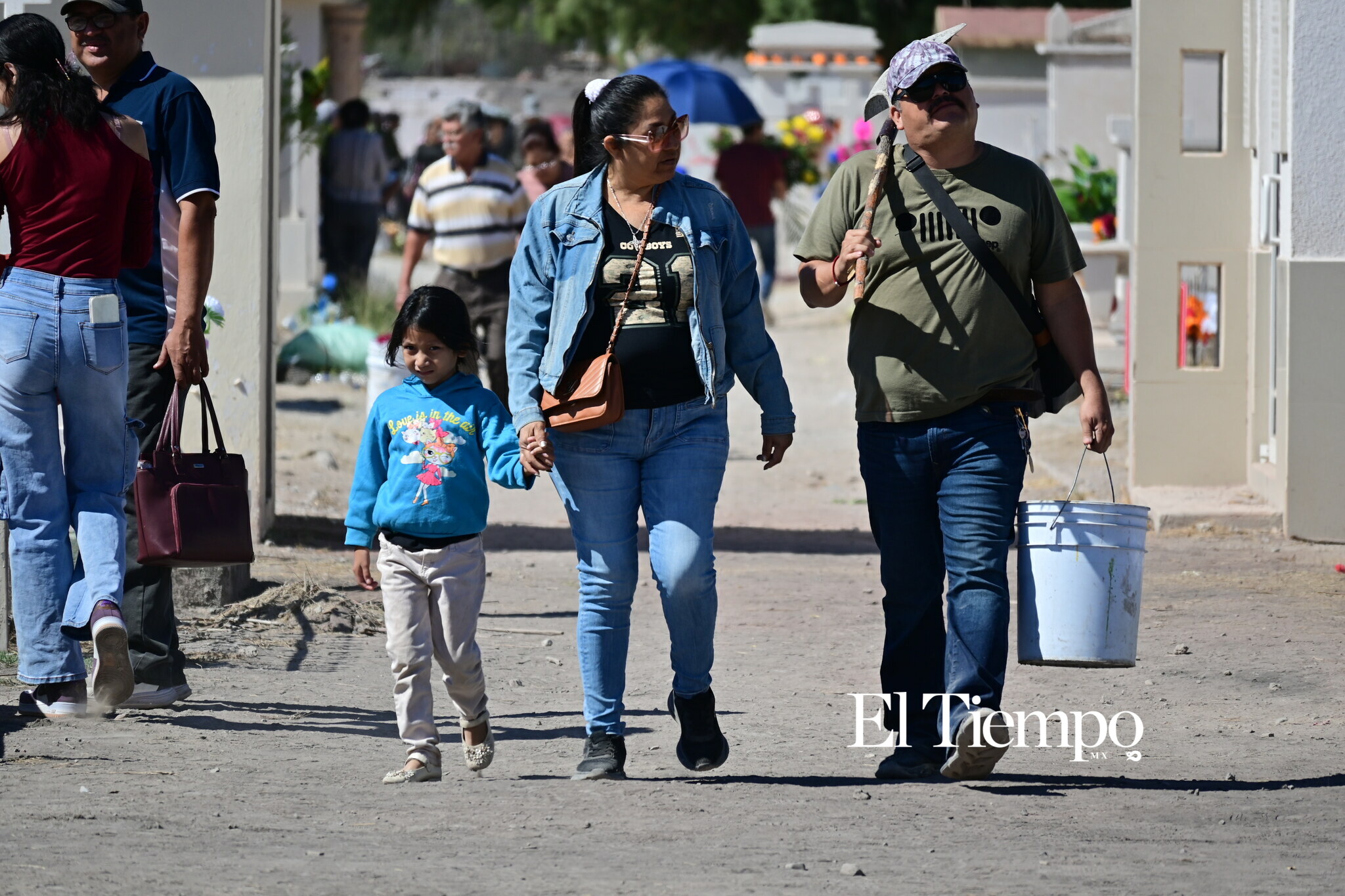 Recuerdos que perduran: Familias visitan el Panteón Guadalupe en el Día de Muertos