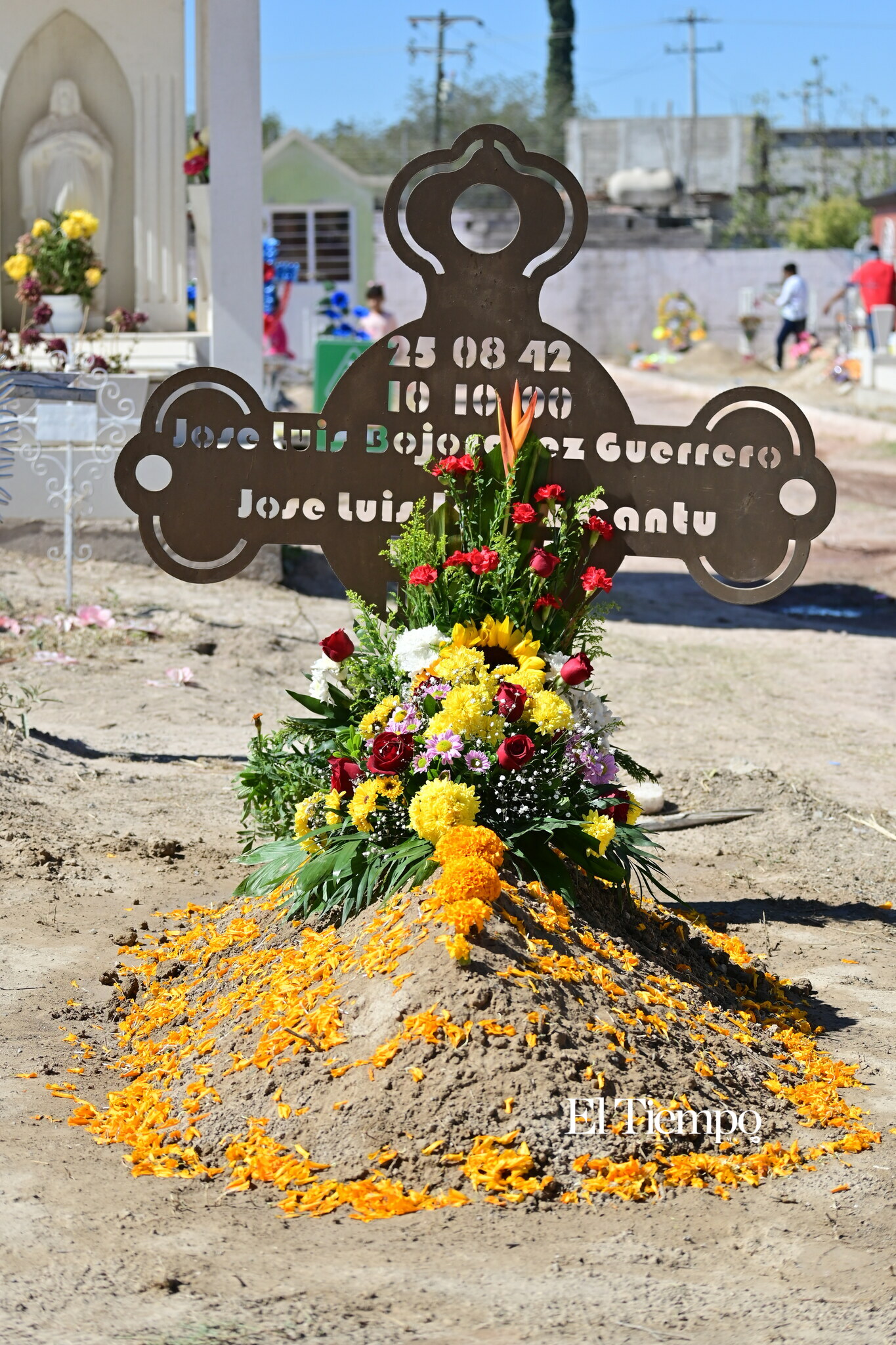 Recuerdos que perduran: Familias visitan el Panteón Guadalupe en el Día de Muertos