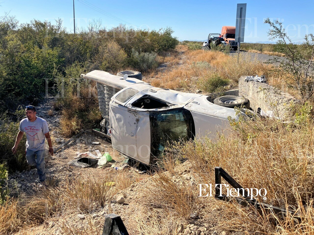 Albañiles vuelcan en la carretera estatal 24 rumbo a Monclova