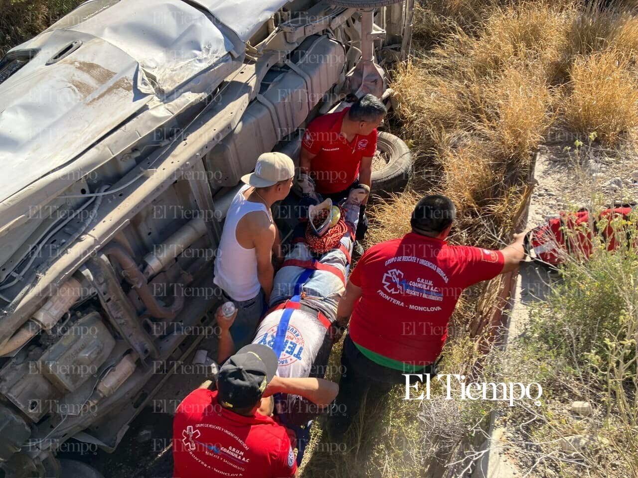 Albañiles vuelcan en la carretera estatal 24 rumbo a Monclova