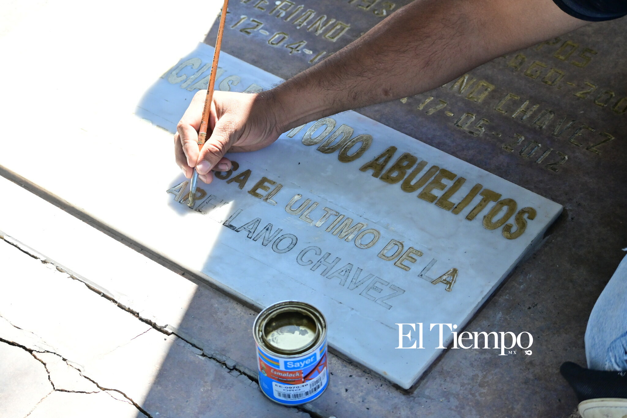 Recuerdos que perduran: Familias visitan el Panteón Guadalupe en el Día de Muertos