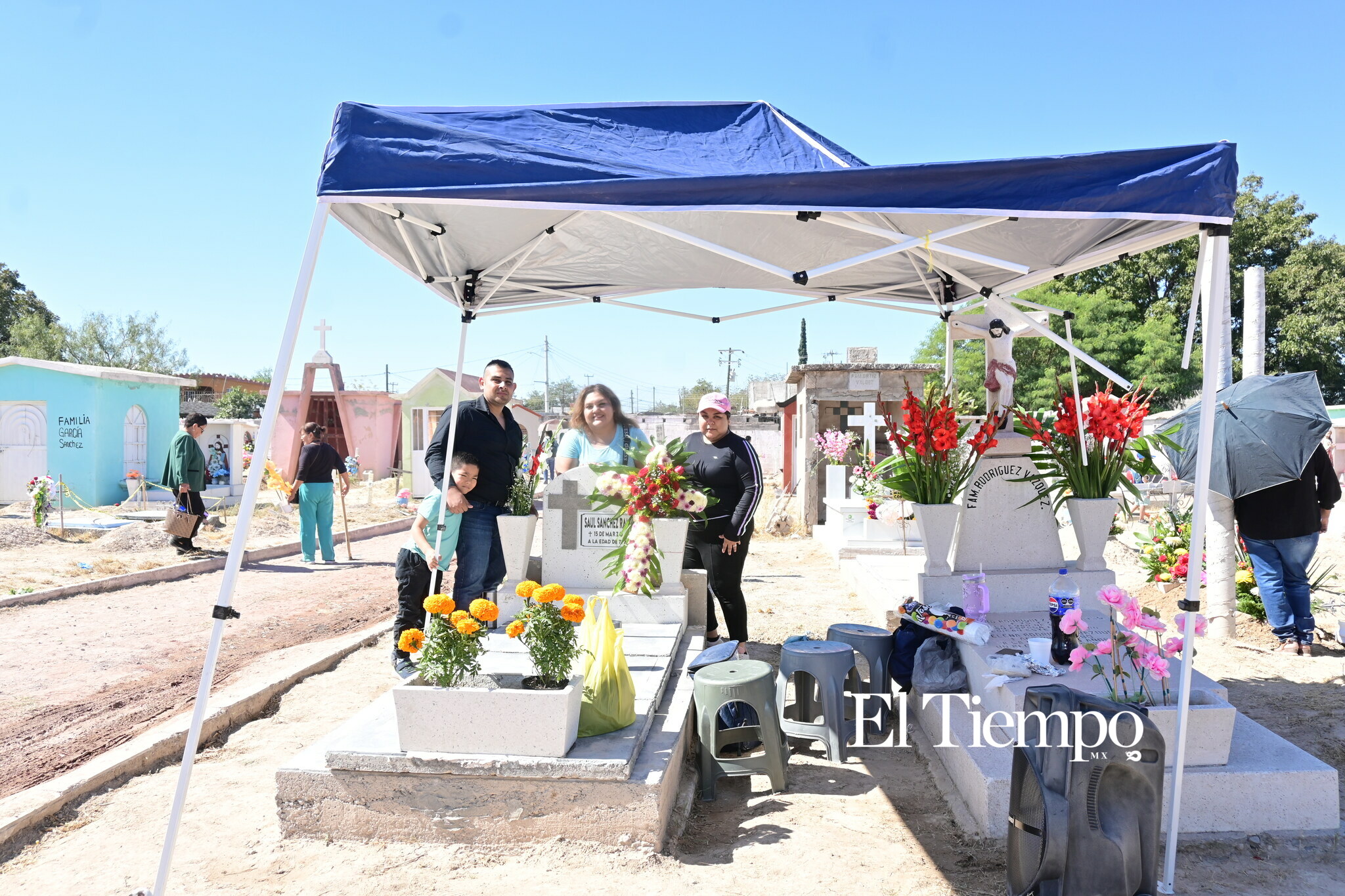 Recuerdos que perduran: Familias visitan el Panteón Guadalupe en el Día de Muertos