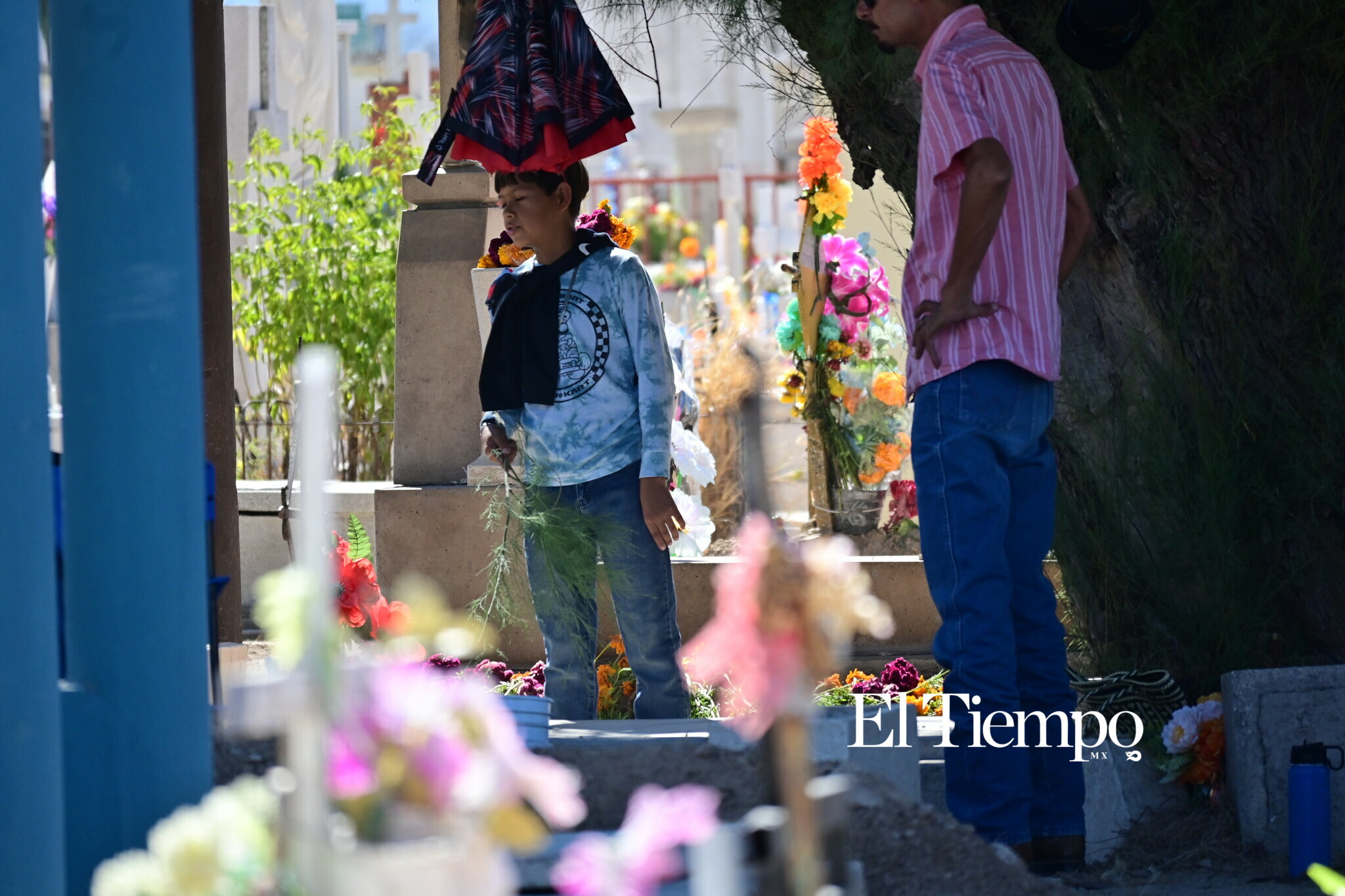 Recuerdos que perduran: Familias visitan el Panteón Guadalupe en el Día de Muertos