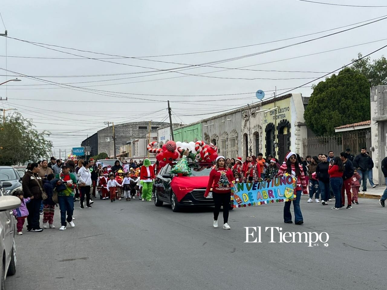 Colorido y unión familiar iluminan el Desfile Navideño de Frontera