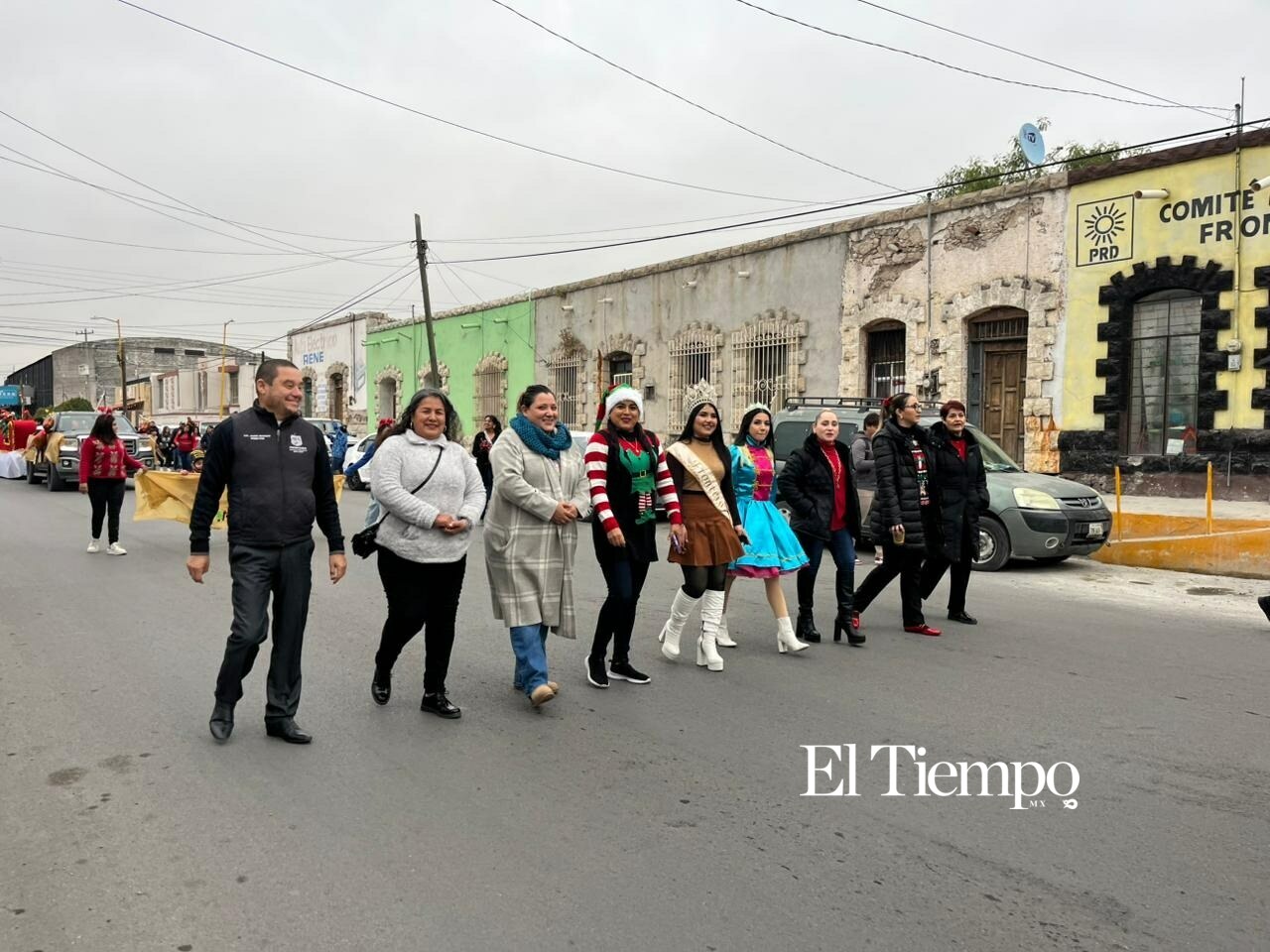 Colorido y unión familiar iluminan el Desfile Navideño de Frontera