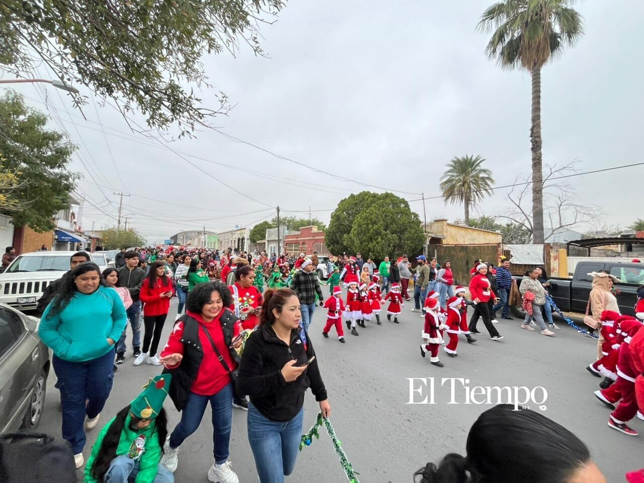 Colorido y unión familiar iluminan el Desfile Navideño de Frontera