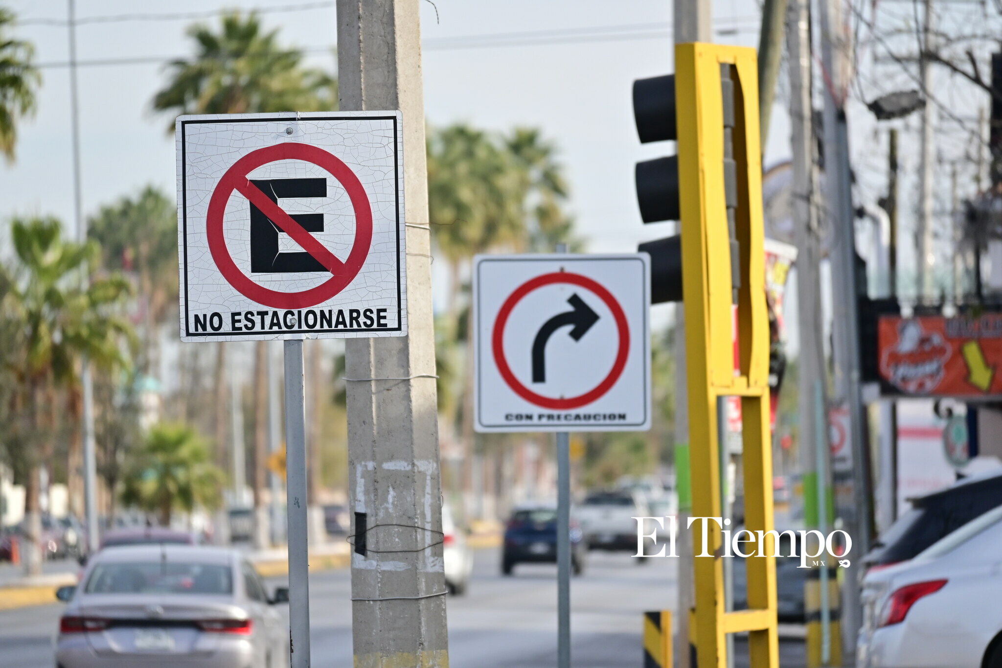Señal complementaria que advierte giro cuidadoso, mostrando cómo la combinación de instrucciones puede pasar desapercibida entre conductores.