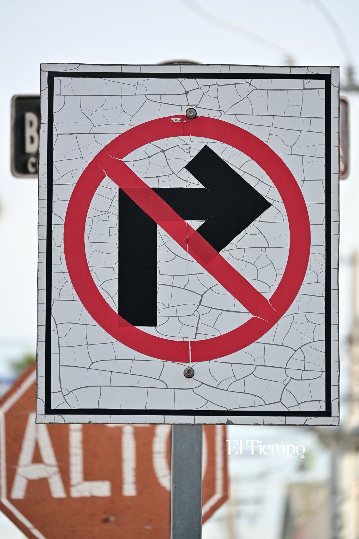 Señal que marca la restricción de giro, recordatorio de la norma que muchas veces se pasa por alto