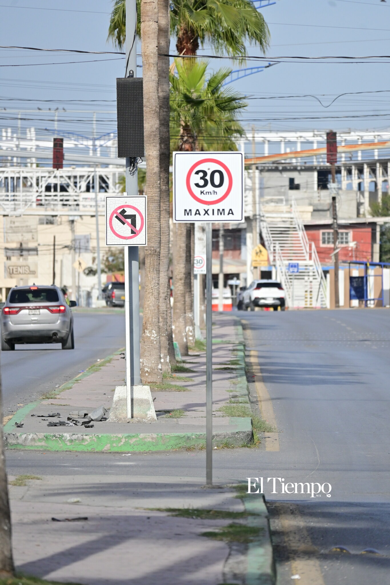 Señales que establecen los límites de velocidad, destacando la importancia de su lectura y cómo, a veces, son simplemente parte del paisaje sin generar obediencia.