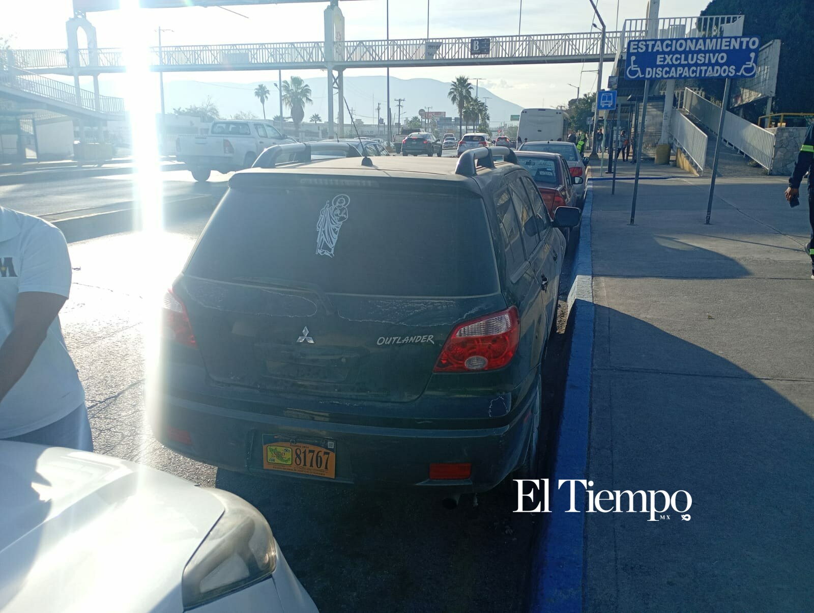 Señal que garantiza accesibilidad y espacios reservados, recordando la importancia de respetar estos lugares.