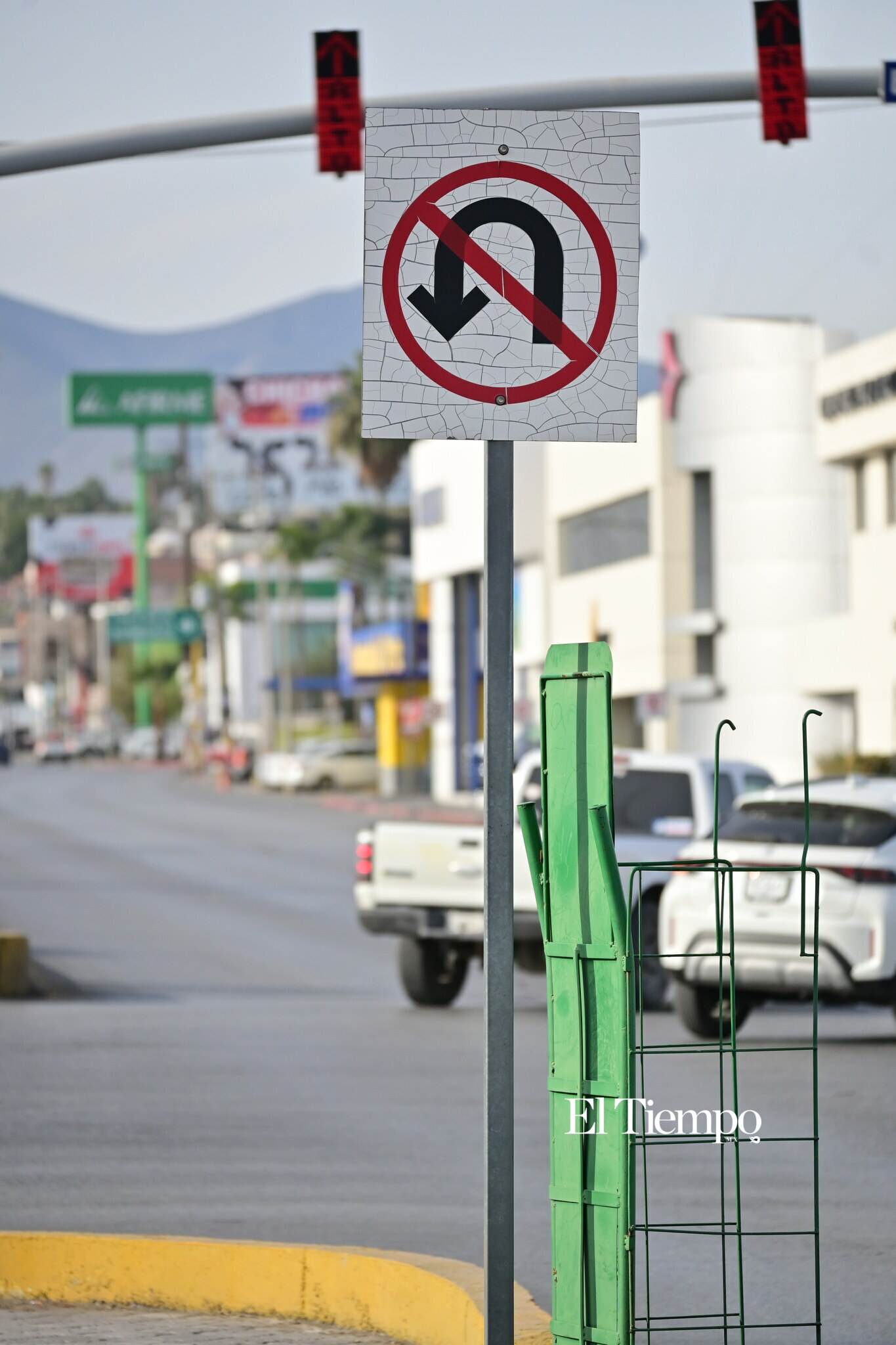 Señal que indica dirección prohibida, recordando la regulación vial en calles de flujo controlado.
