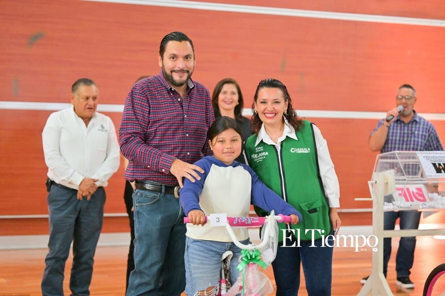 Familias del Oriente disfrutaron de la rosca y una emocionante rifa de juguetes en el Auditorio Salvador Kamar.