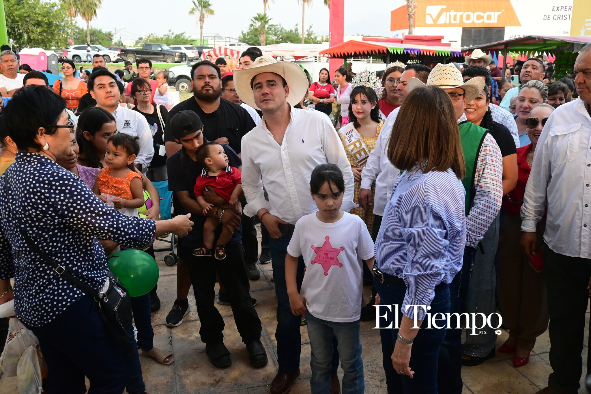 El gobernador Manolo Jiménez convive con niñas y niños en Plaza La Lagunita
