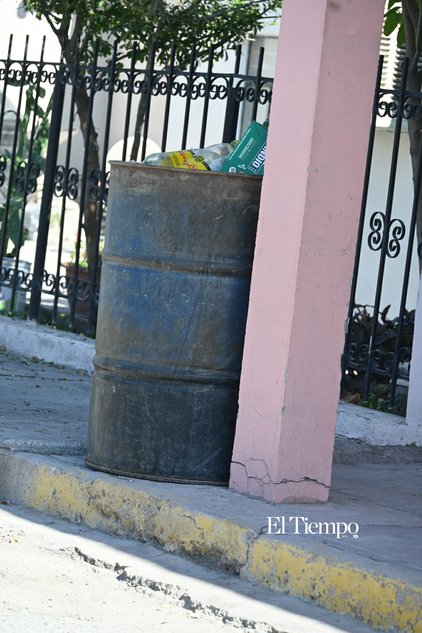 Contenedores rebasados reflejan hábitos en el manejo de residuos