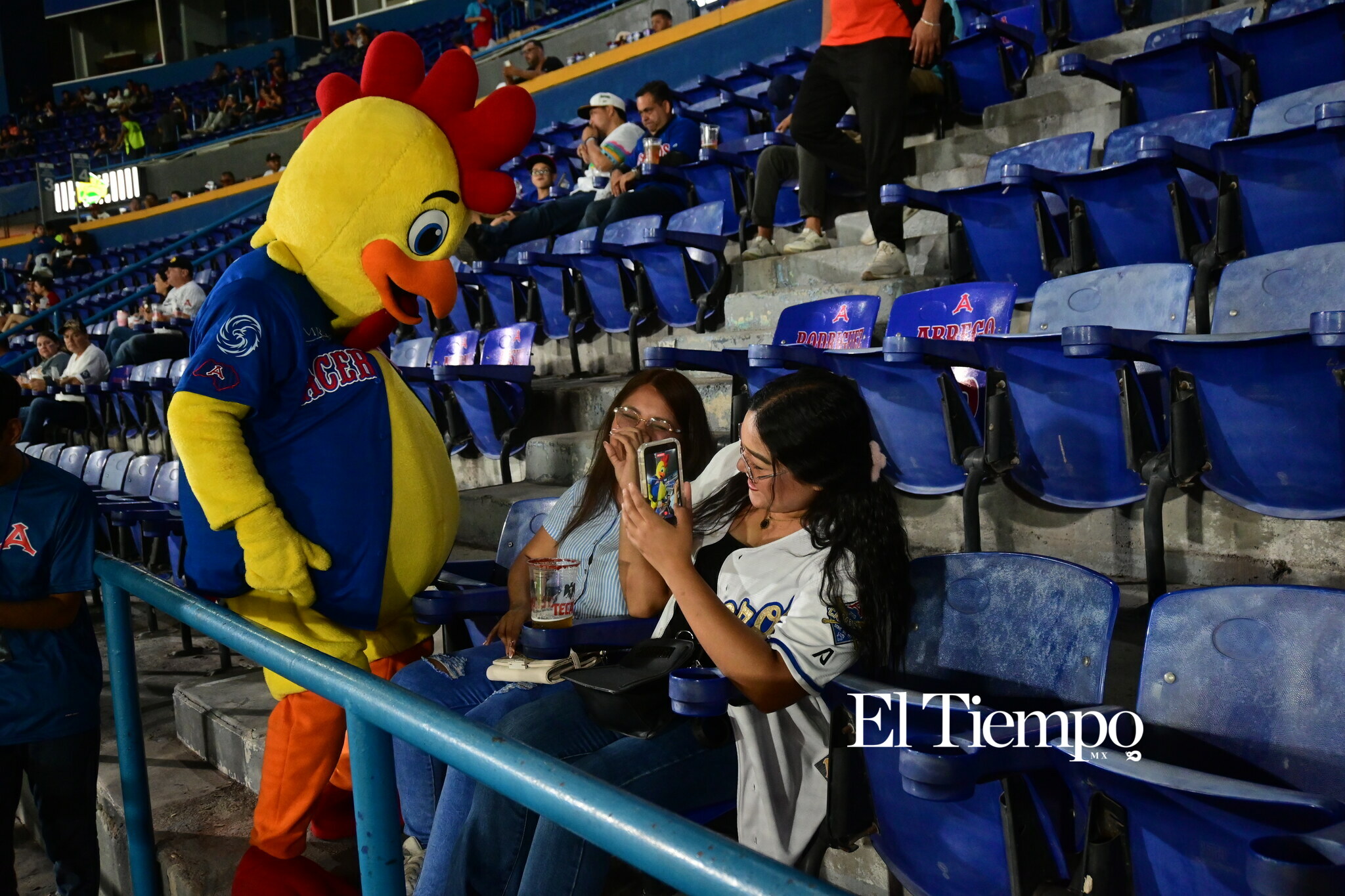 La afición convierte el estadio en una fiesta beisbolera