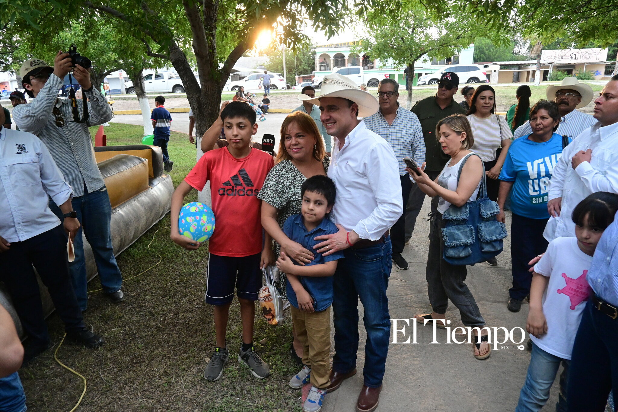 El gobernador Manolo Jiménez convive con niñas y niños en Plaza La Lagunita