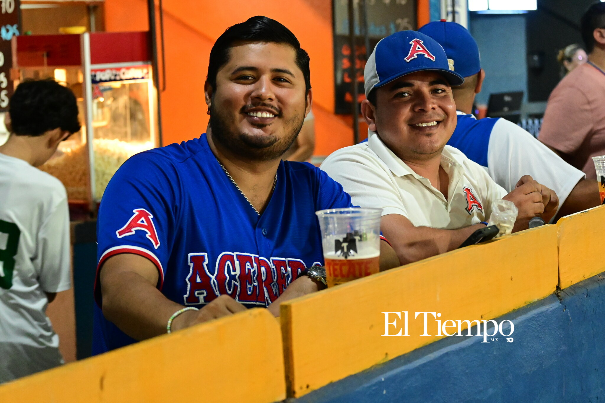 La afición convierte el estadio en una fiesta beisbolera