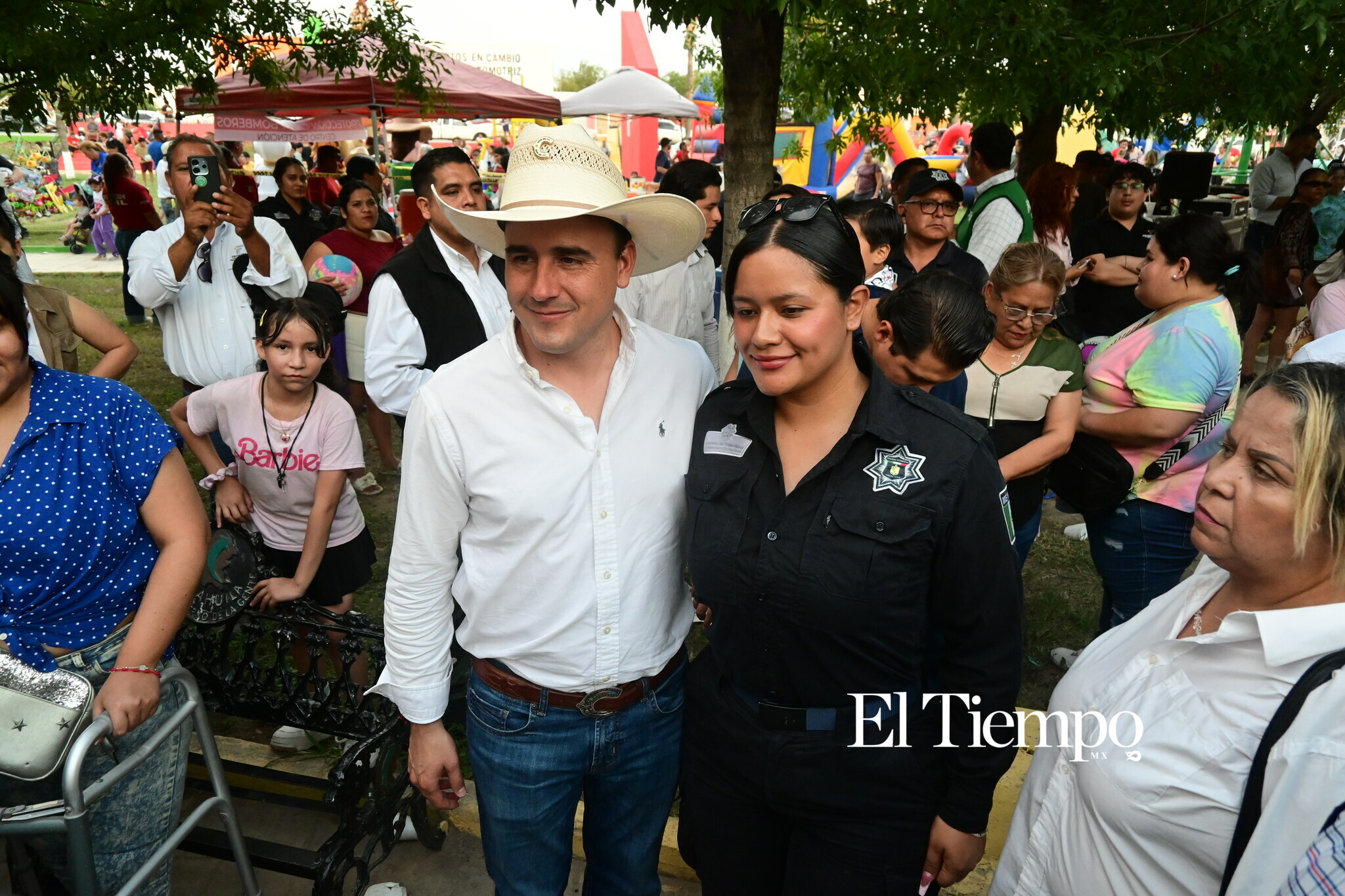 El gobernador Manolo Jiménez convive con niñas y niños en Plaza La Lagunita