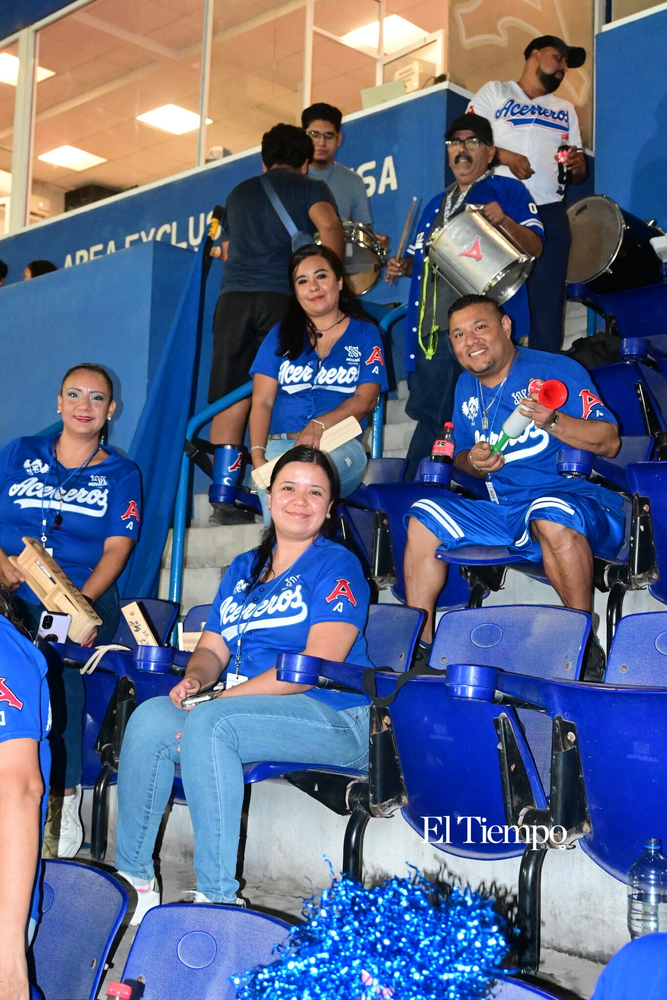La afición convierte el estadio en una fiesta beisbolera