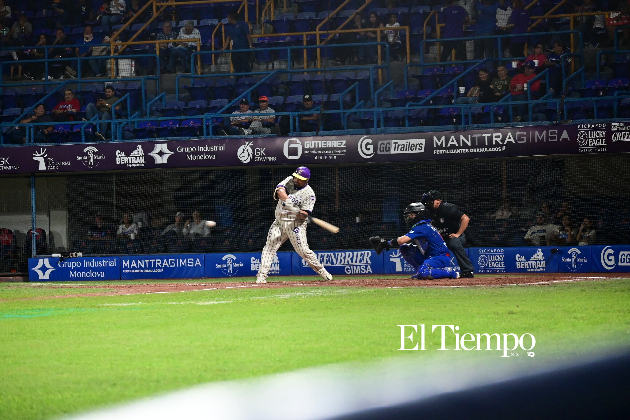 La afición convierte el estadio en una fiesta beisbolera