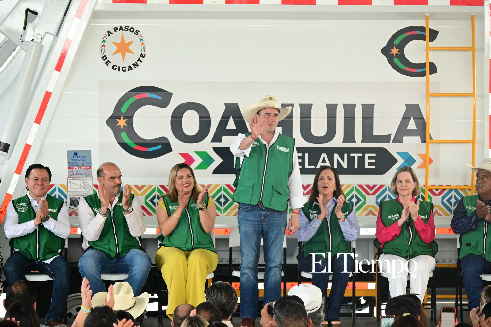Galería fotográfica: Gobernador Manolo Jiménez Salinas entrega nueve camiones recolectores en Coahuila
