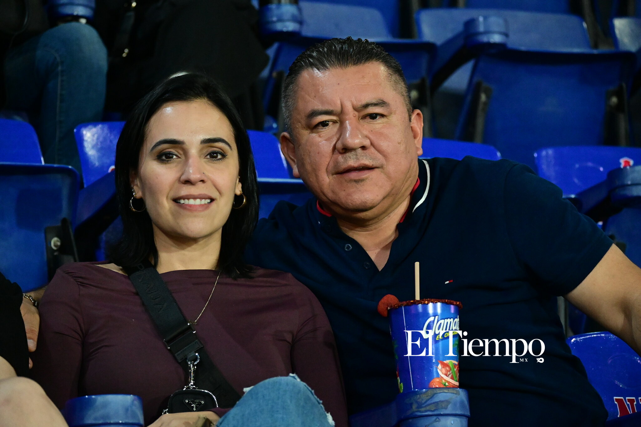 La afición convierte el estadio en una fiesta beisbolera