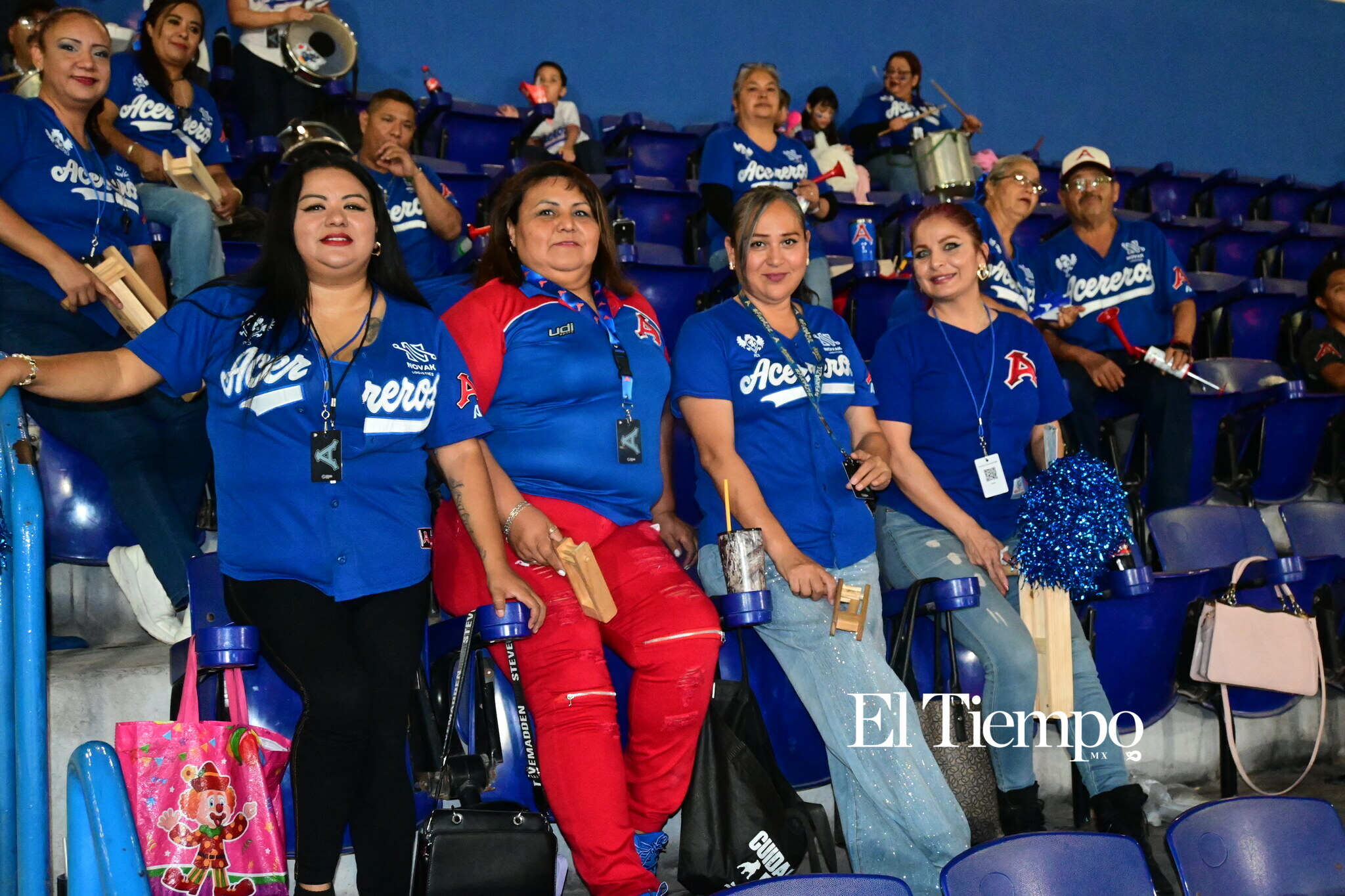 La afición convierte el estadio en una fiesta beisbolera