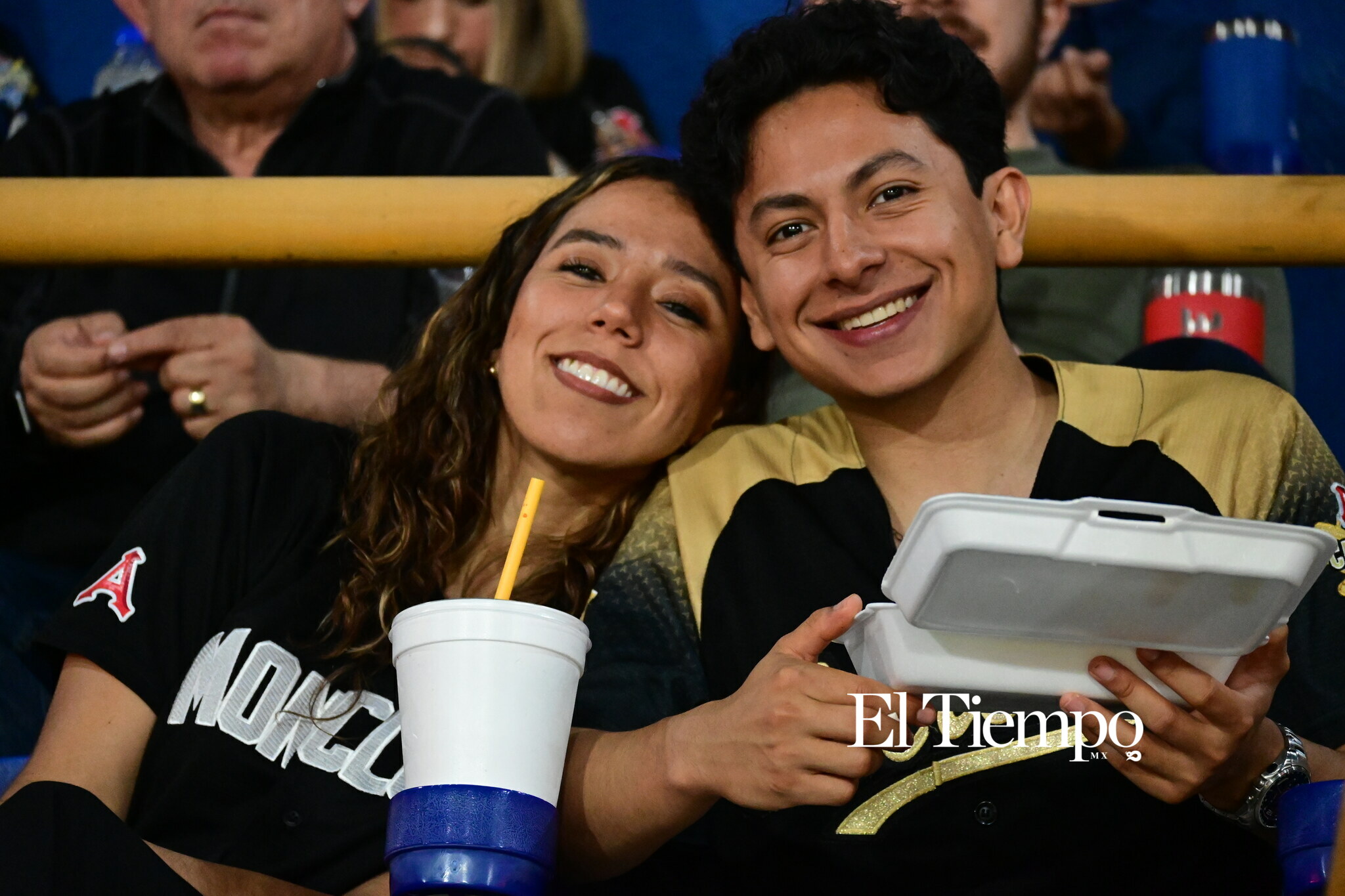 La afición convierte el estadio en una fiesta beisbolera