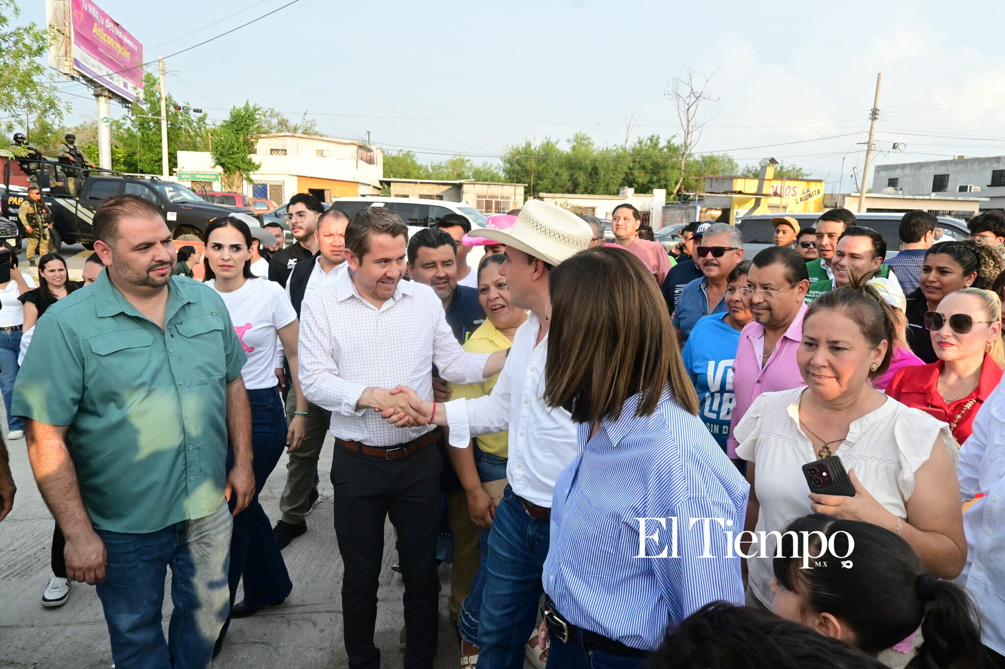 El gobernador Manolo Jiménez convive con niñas y niños en Plaza La Lagunita
