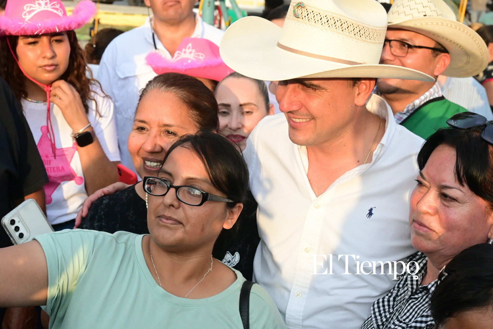 El gobernador Manolo Jiménez convive con niñas y niños en Plaza La Lagunita
