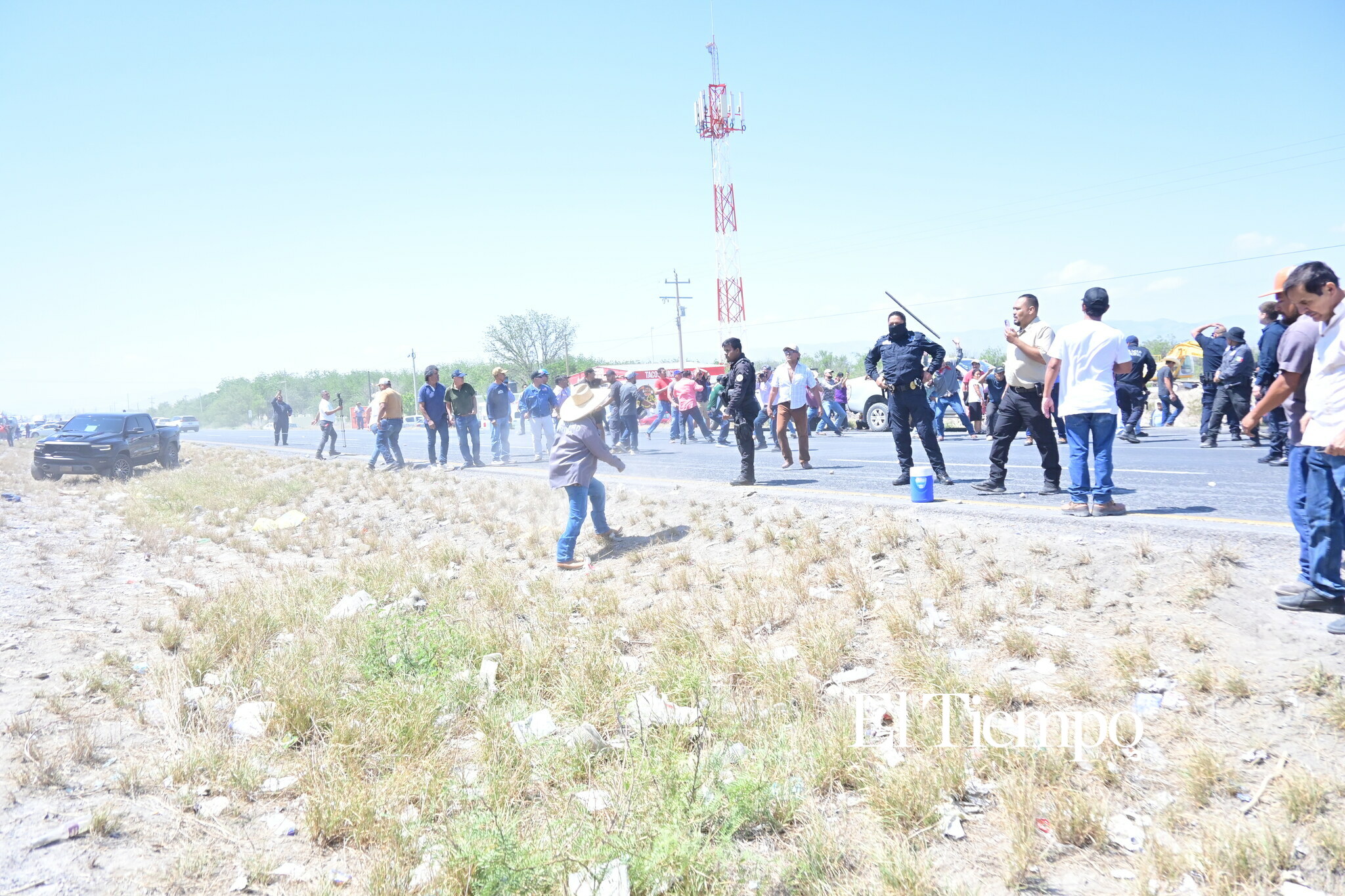 Ex obreros de AHMSA bloquean la carretera 57 en Monclova