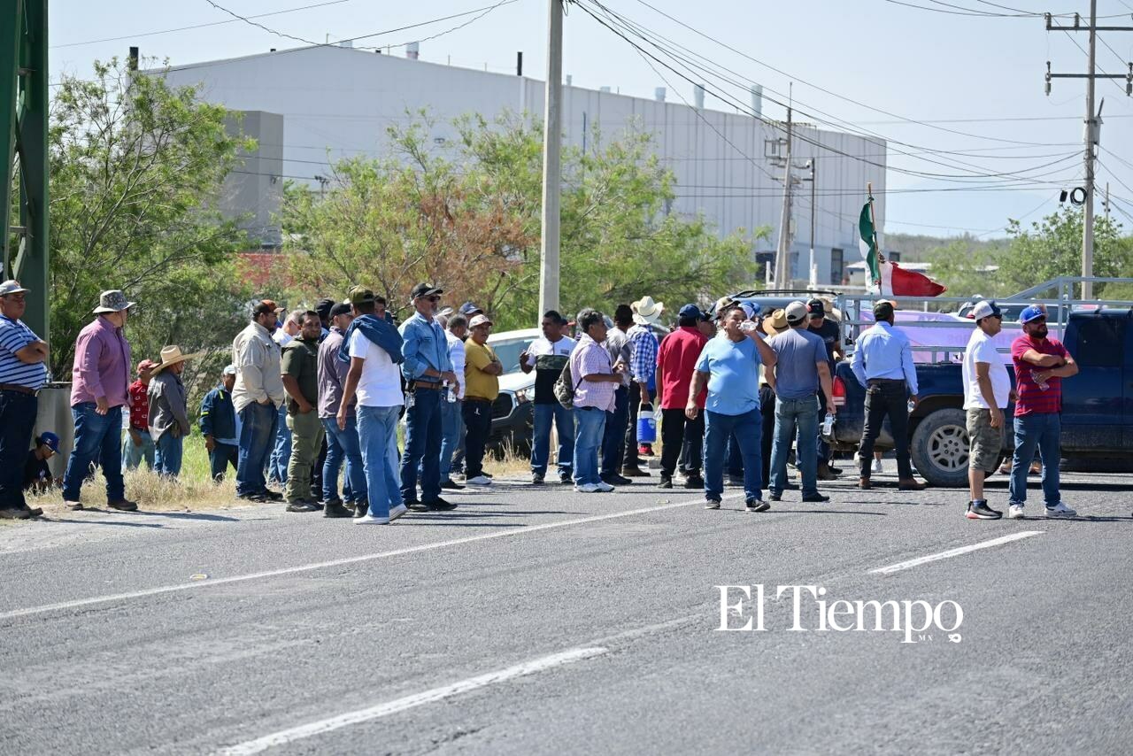 Bloqueo de la carretera Federal 57 por los exobreros de AHMSA