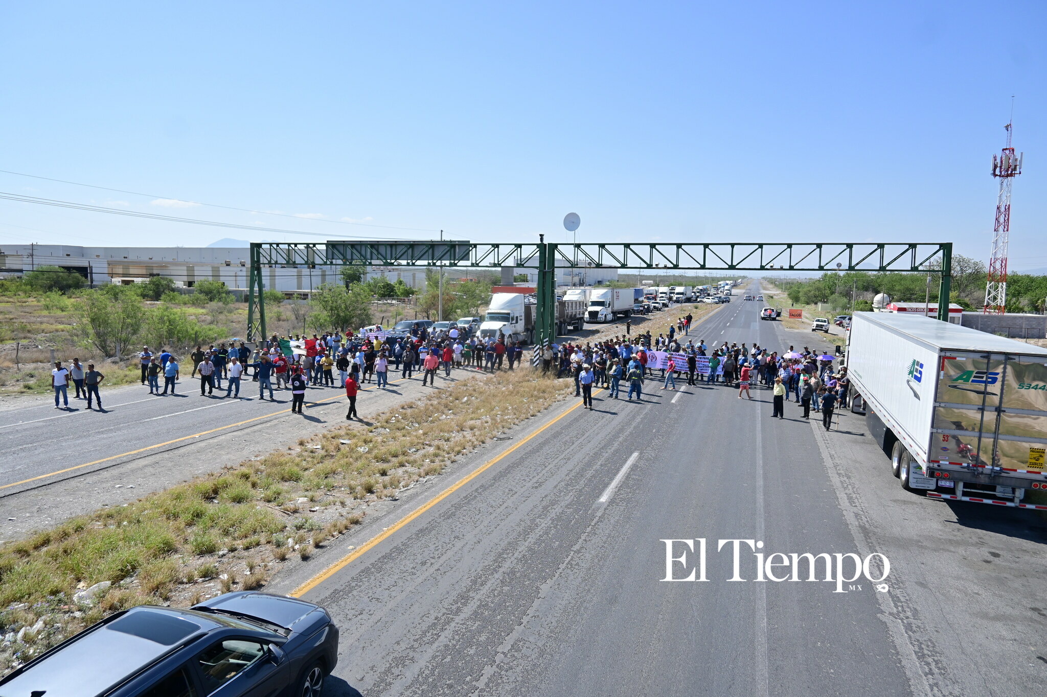 Ex obreros de AHMSA bloquean la carretera 57 en Monclova